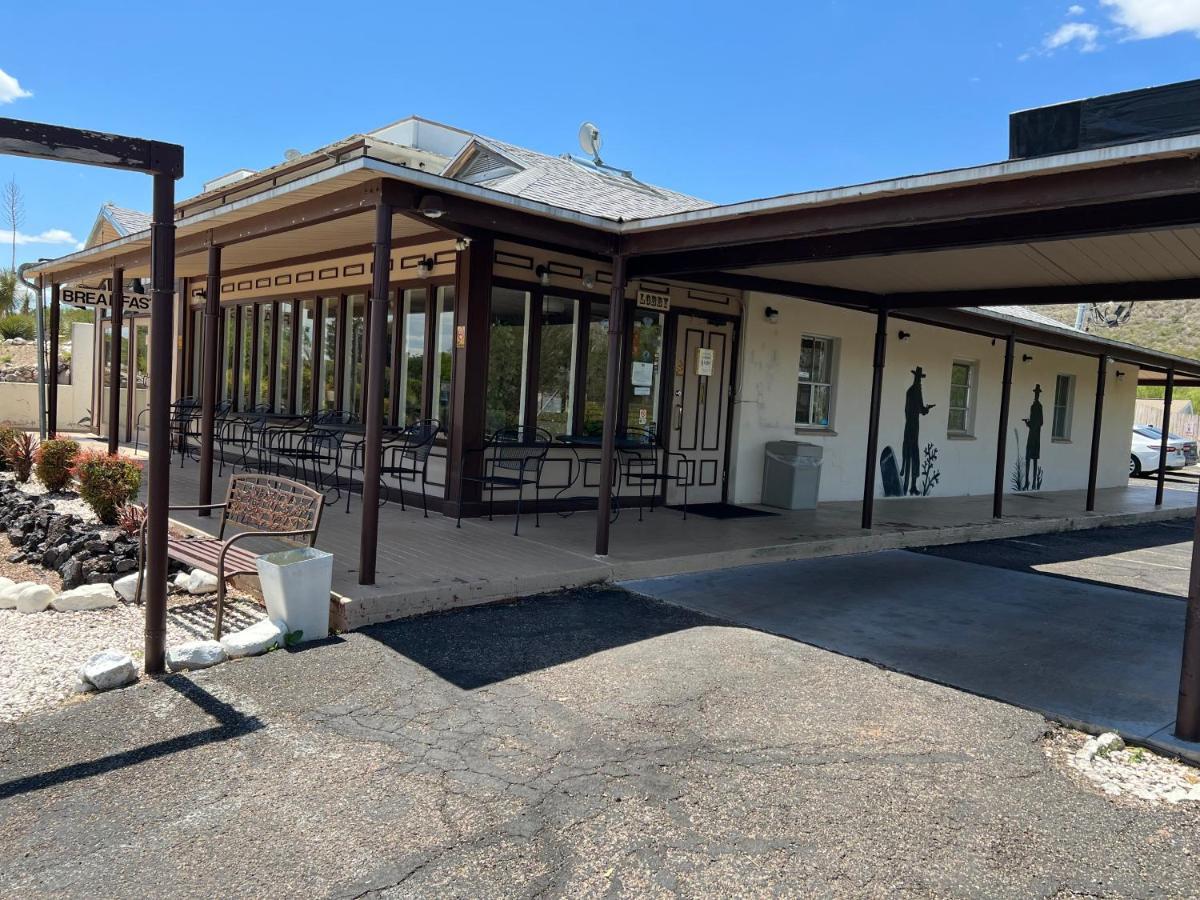 Landmark Lookout Lodge Tombstone Exterior photo