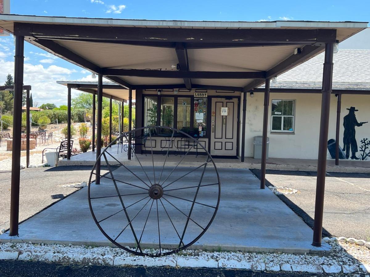 Landmark Lookout Lodge Tombstone Exterior photo