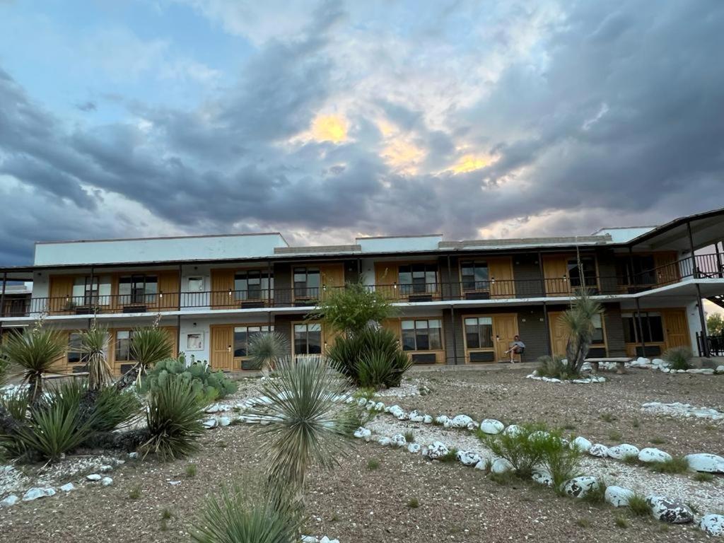 Landmark Lookout Lodge Tombstone Exterior photo