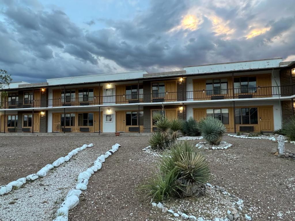 Landmark Lookout Lodge Tombstone Exterior photo