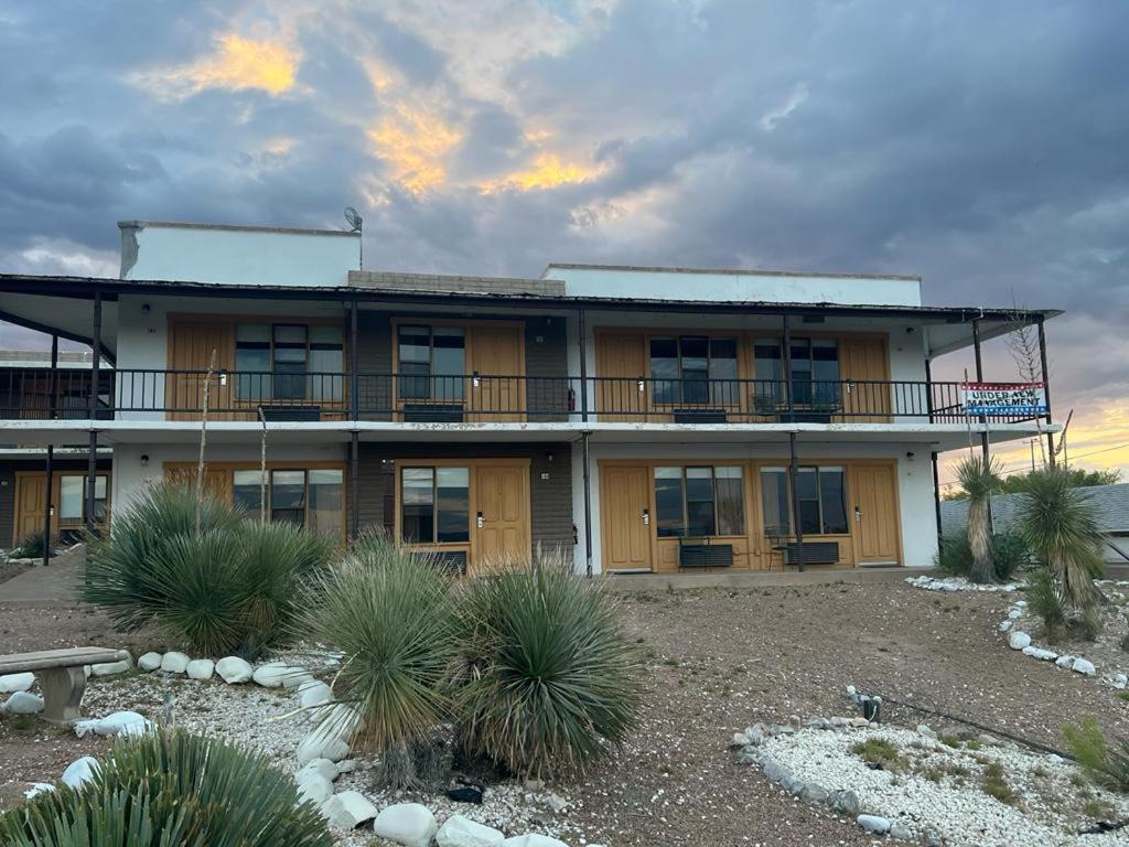 Landmark Lookout Lodge Tombstone Exterior photo