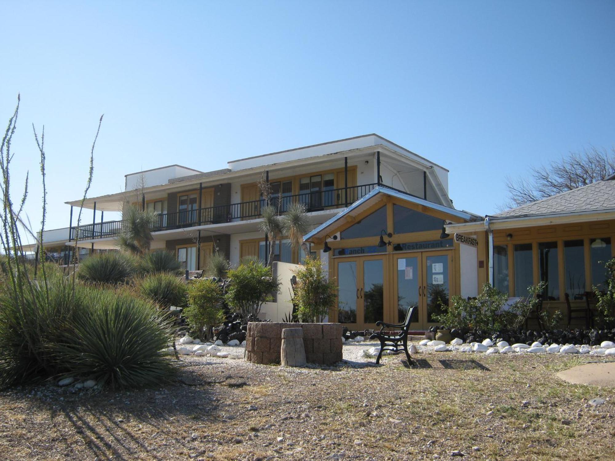 Landmark Lookout Lodge Tombstone Exterior photo