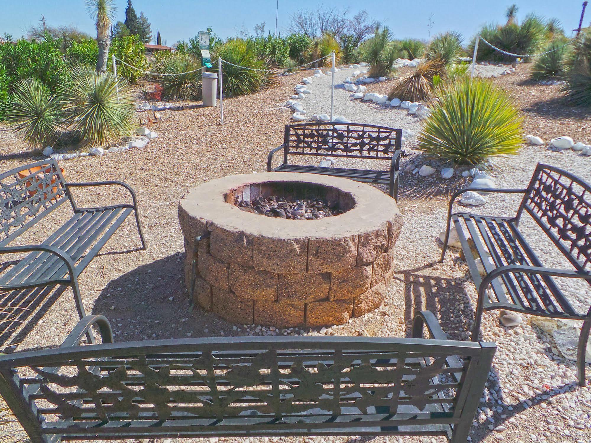 Landmark Lookout Lodge Tombstone Exterior photo