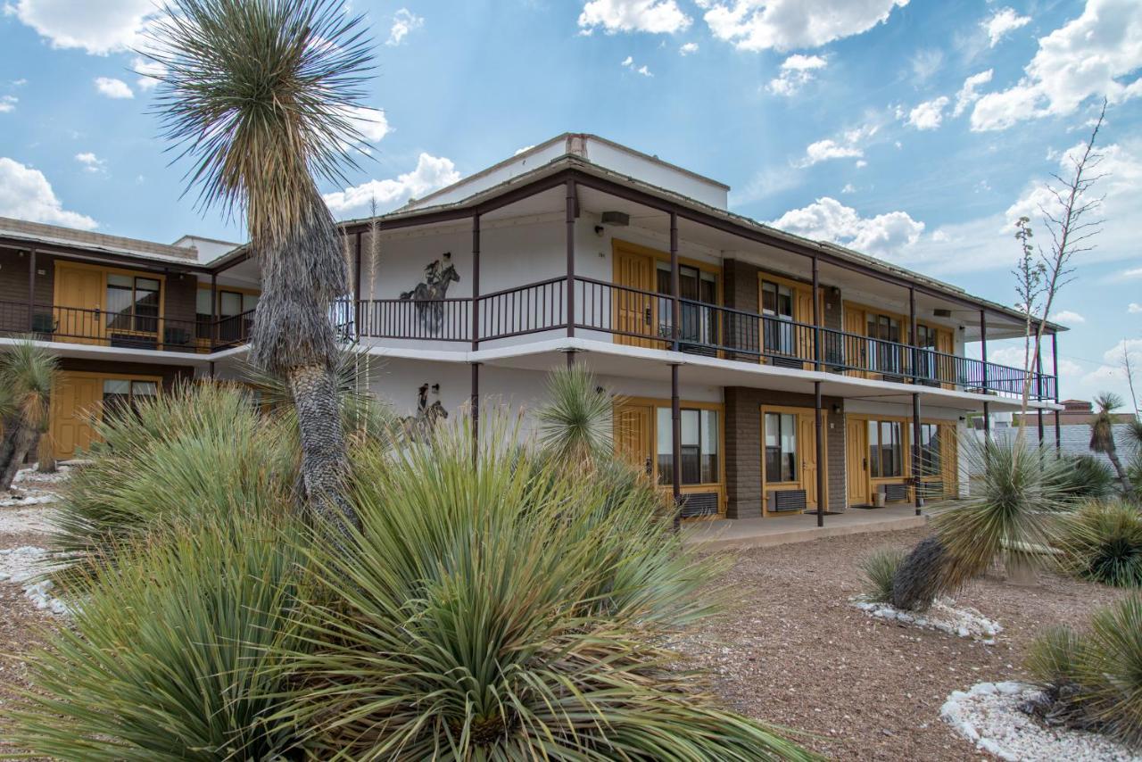 Landmark Lookout Lodge Tombstone Exterior photo