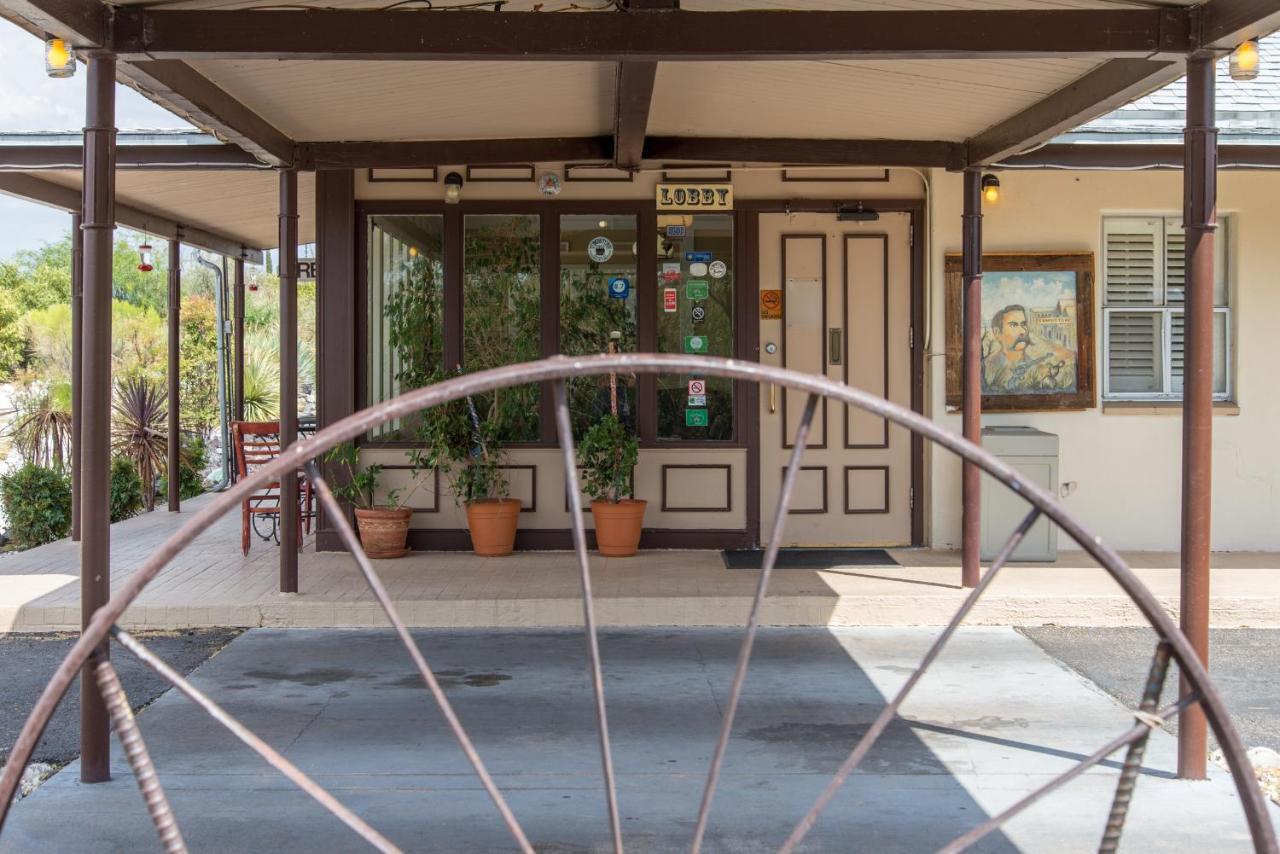 Landmark Lookout Lodge Tombstone Exterior photo